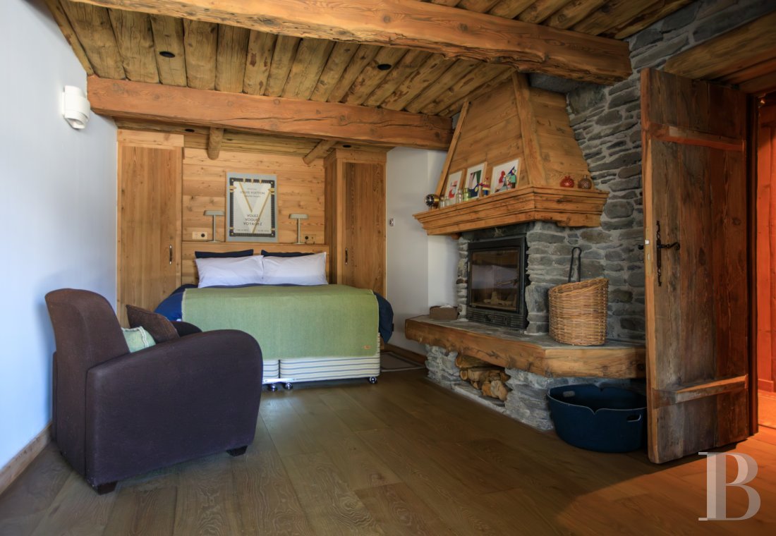 En Savoie, dans un hameau de la vallée de la Tarentaise, un grand chalet traditionnel rénové avec soin - photo  n°29